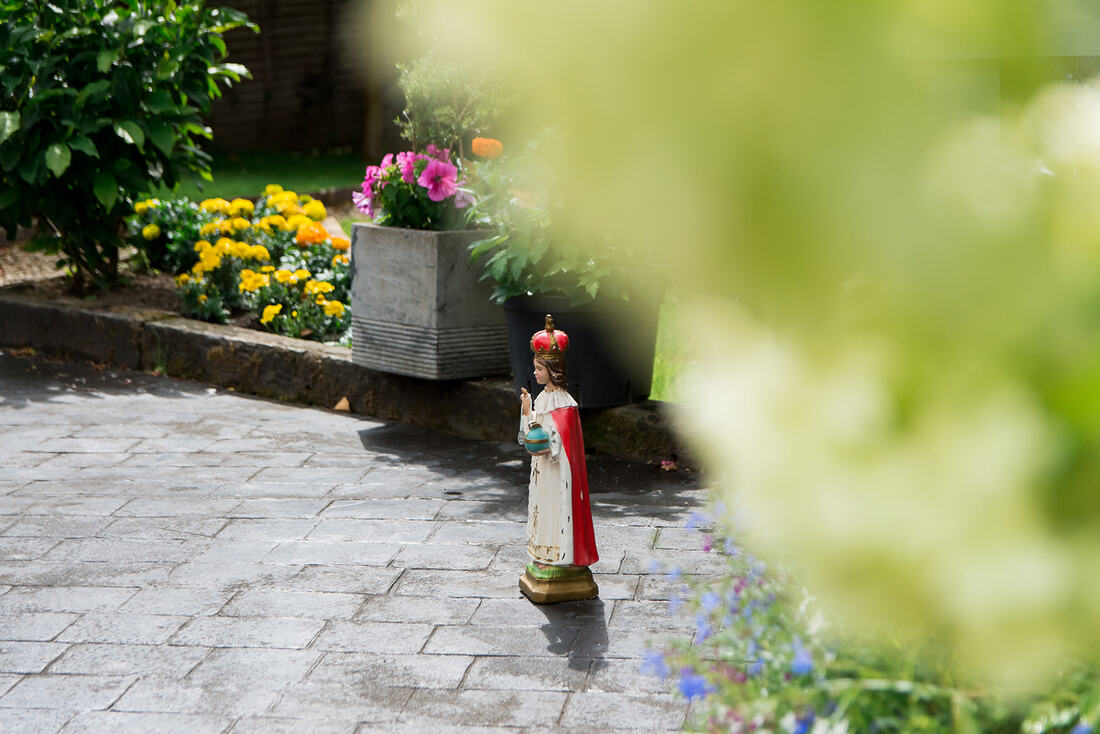 Clare Wedding Photgrapher | Child of Prague in the back garden